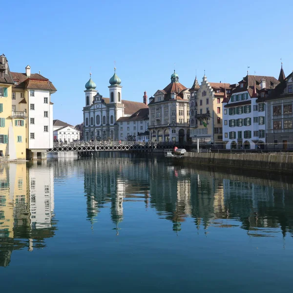 Rumah Dan Baroque Jesuit Gereja Tepi Sungai Reuss Lucerne — Stok Foto