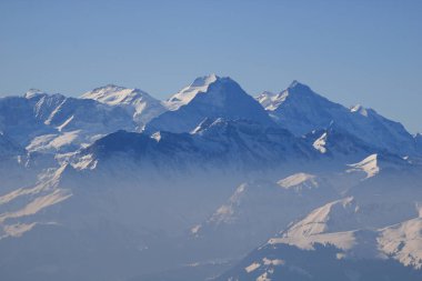 Ünlü dağ sırası Eiger, Monch ve Jungfrau kışın..