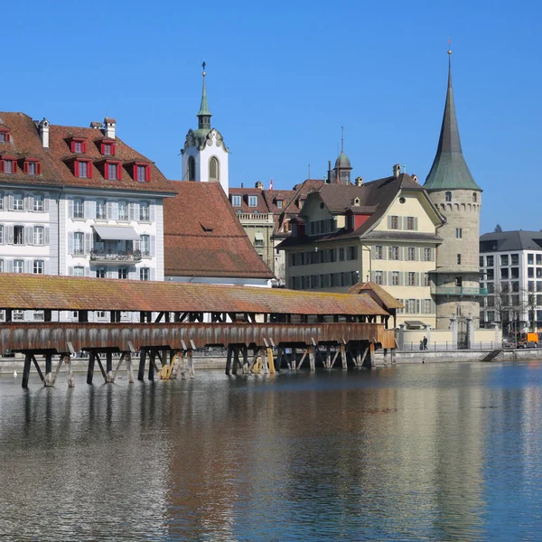 Teil Der Berühmten Kapellenbrücke Luzern Und Alter Rundturm — Stockfoto