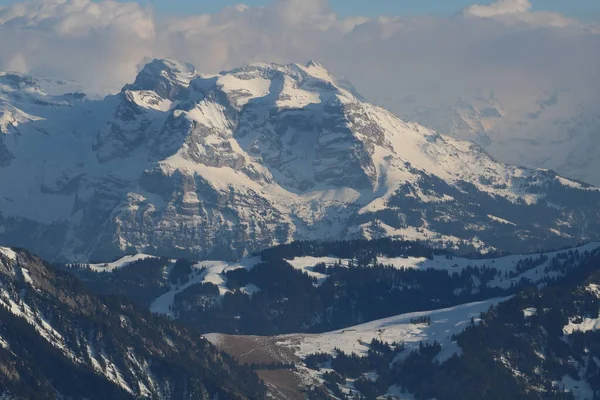 曇り空の朝 スイスアルプスの雪に覆われた山 — ストック写真