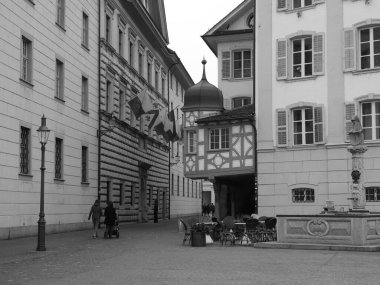 Eski süslü ahşap iskelet ve Lucerne 'de tarihi bir evin kenarındaki küçük kule..