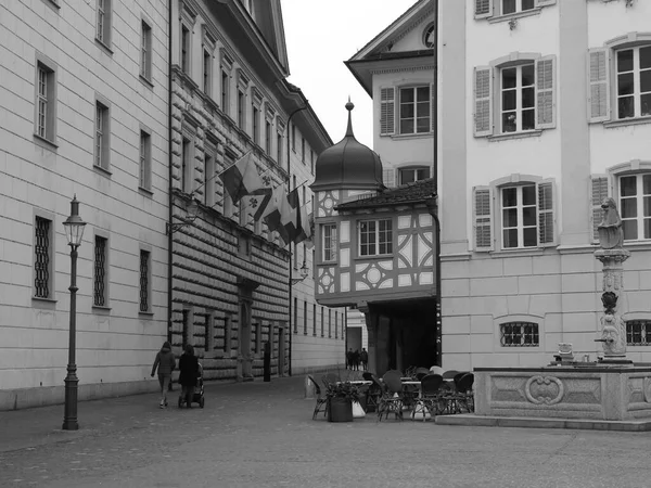 ルツェルンの歴史的建造物の端にある古い装飾的な木造の枠組みと小さな塔 — ストック写真