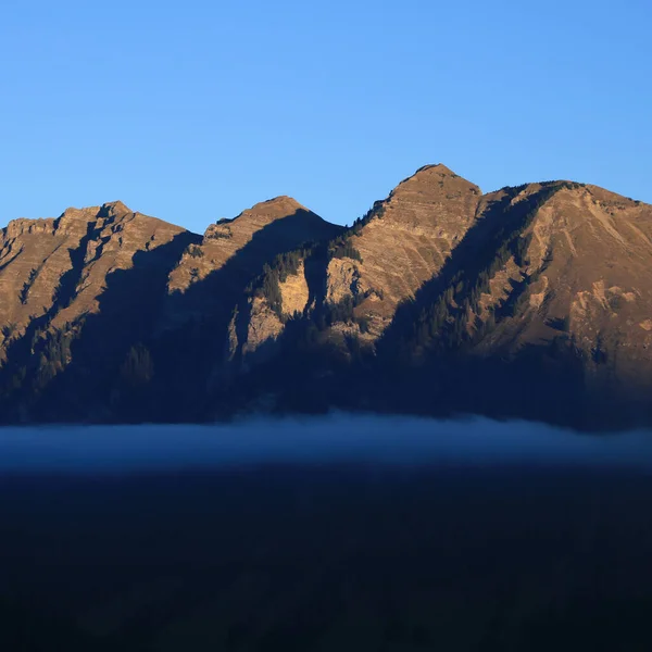 日出时的山和雾带 — 图库照片