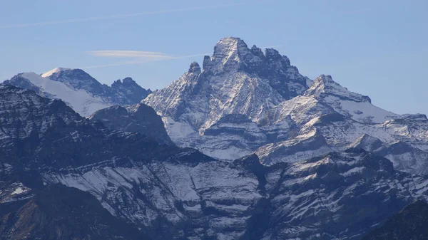 从贝登堡Niederhorn山看到的崎岖的Gspaltenhorn山 — 图库照片
