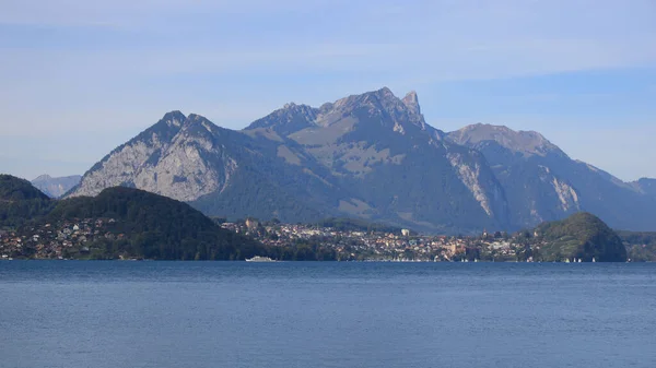 スイスのトゥン湖沿岸の村スピーズ — ストック写真