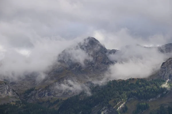 多云的小山顶上的小山 — 图库照片