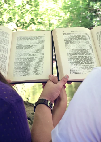 Leitura de casal — Fotografia de Stock