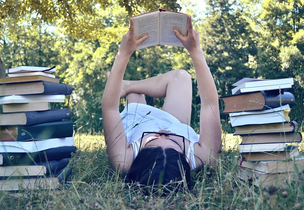 Libro de lectura — Foto de Stock