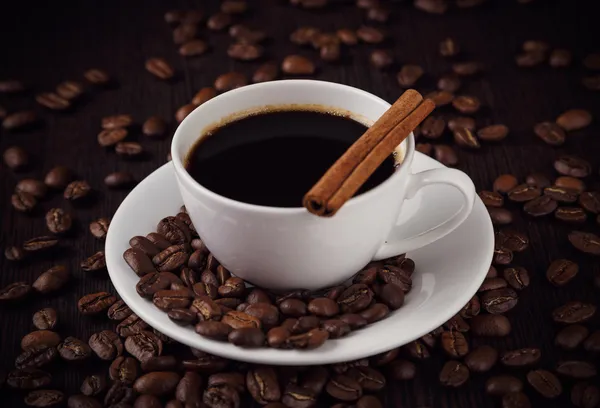 Una tazza di caffè con cannella — Foto Stock