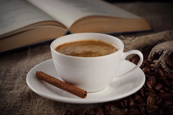 Una tazza di caffè con cannella — Foto Stock