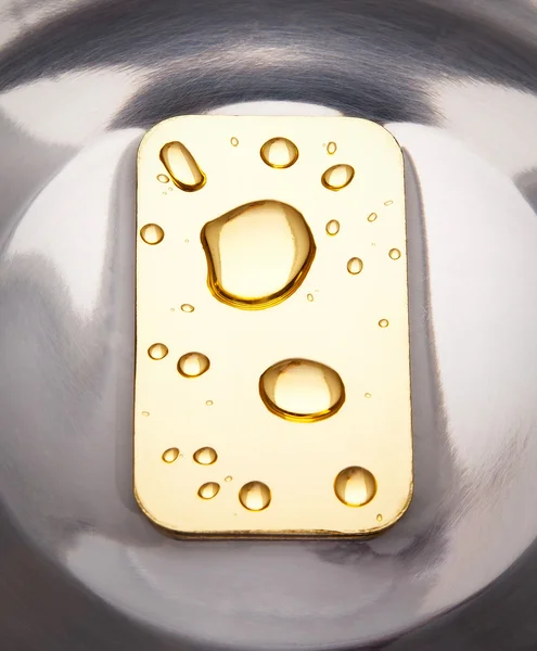 Waterdrops ile metalik dokusu üzerinde Altın külçe — Stok fotoğraf
