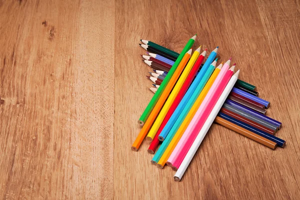 Assortiment van kleurpotloden op houten tafel — Stockfoto