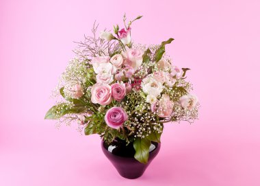 Gül çiçek tarihinde açık pembe renkli demet