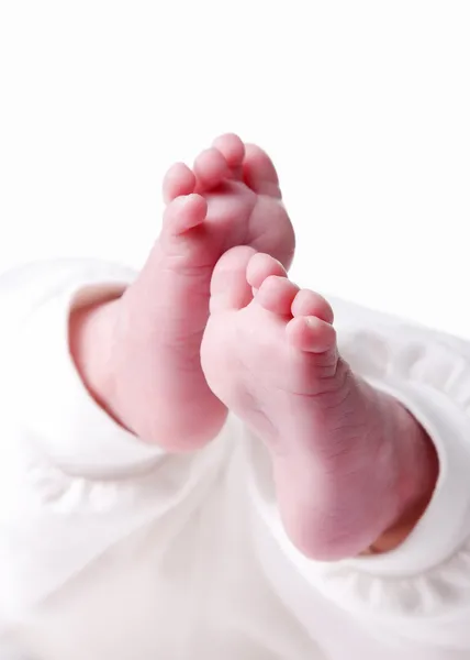 Kis baba lábát elszigetelt fehér background — Stock Fotó