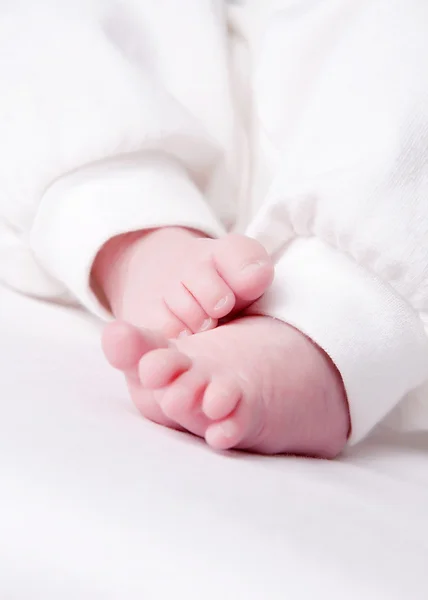 Kis baba lábát elszigetelt fehér background — Stock Fotó