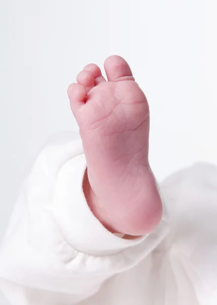 白い背景で隔離の小さな赤ちゃんの足 — ストック写真