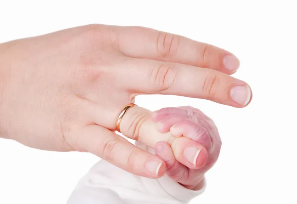 นิ้วของเด็กและแม่ ถูกแยกจากพื้นหลังสีขาว — ภาพถ่ายสต็อก