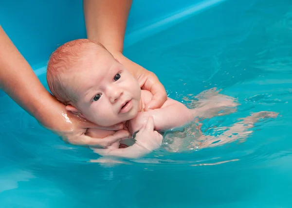 Piccolo bambino che nuota — Foto Stock