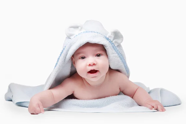 Lille baby i blåt håndklæde - Stock-foto
