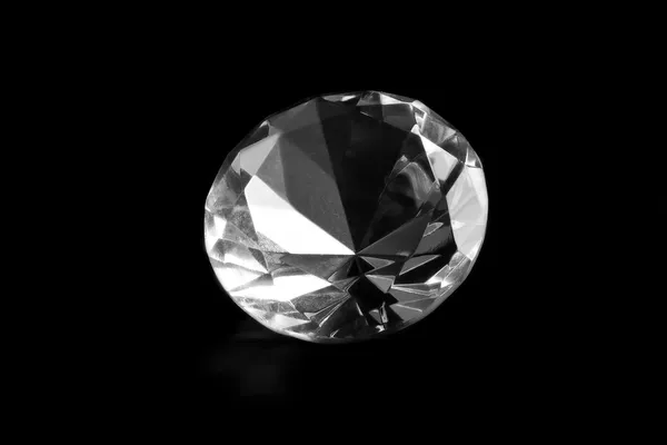 Glänzender und heller Diamant auf schwarzem Hintergrund — Stockfoto