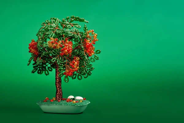 Řemeslná strom ze skleněných korálků na zeleném pozadí — Stock fotografie