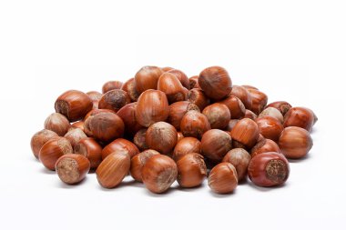 beyaz arkaplanda izole edilmiş fındık