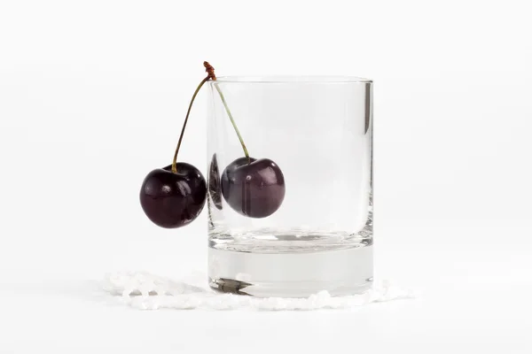 Vidrio vacío y cereza dulce sobre fondo blanco —  Fotos de Stock