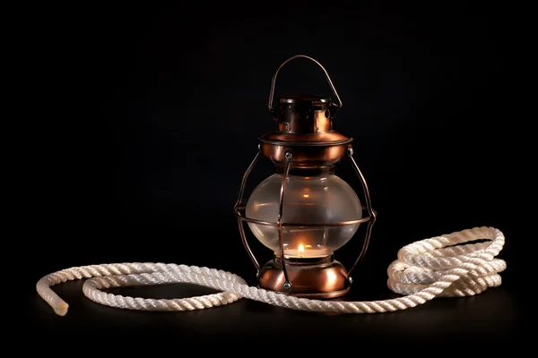 Lámpara vieja y cuerda sobre fondo negro —  Fotos de Stock