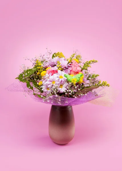 Çiçek pembe bir arka plan üzerinde grup — Stok fotoğraf