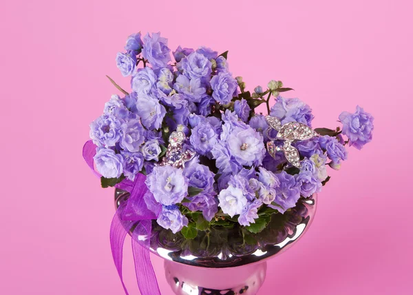 Ramo de flores sobre fondo rosa — Foto de Stock