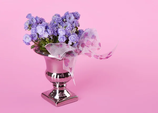 Букет цветов на розовом фоне — стоковое фото