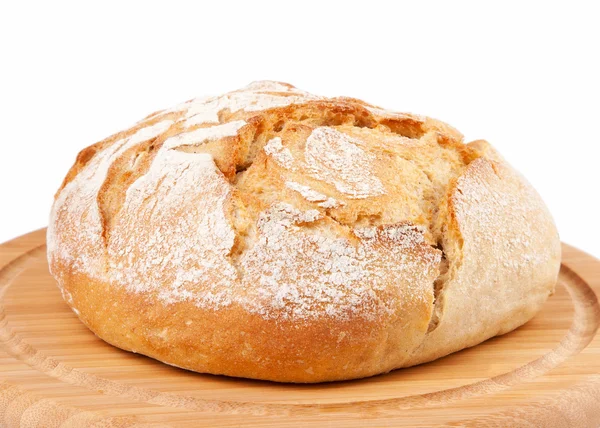Traditionele ronde brood geïsoleerd op een witte achtergrond — Stockfoto