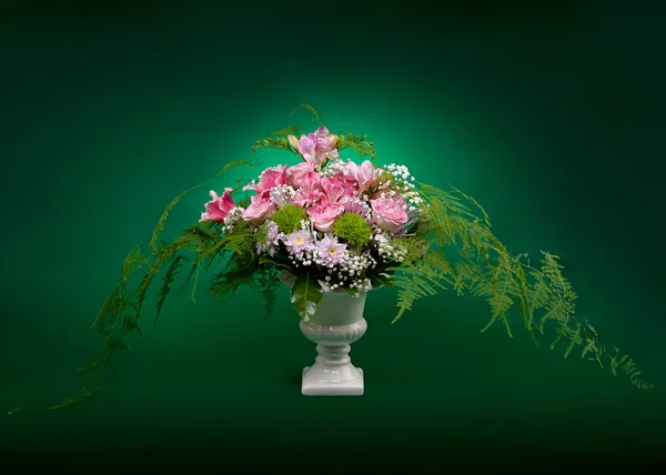 Букет цветов на темно-зеленом фоне — стоковое фото