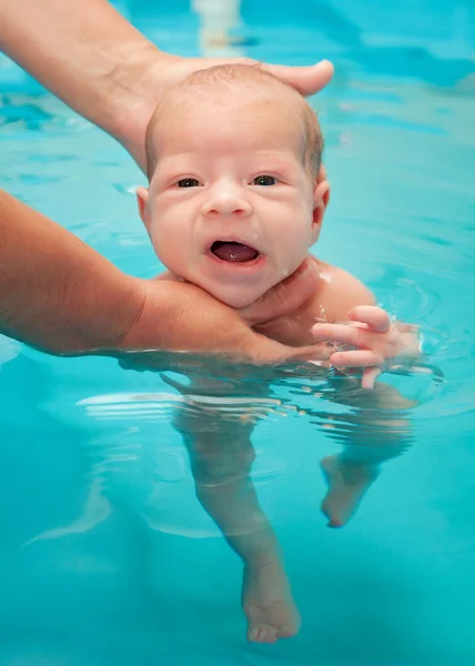 Kis baba úszás — Stock Fotó
