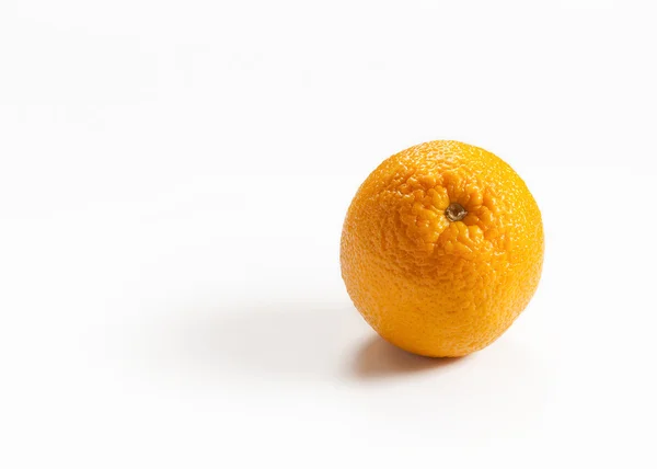 Naranja fresco sobre fondo blanco — Foto de Stock