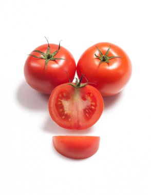 beyaz zemin üzerine birkaç kırmızı domates