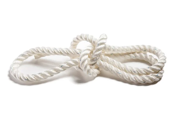 Сильная нейлоновая верёвка с узлом, изолированным на белом — стоковое фото