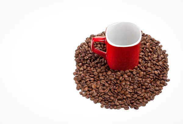Rode koffie beker in geroosterde koffiebonen — Stockfoto