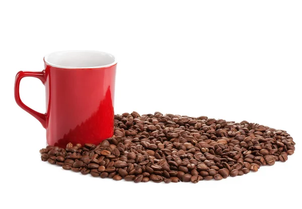 Rode koffie beker in geroosterde koffiebonen — Stockfoto