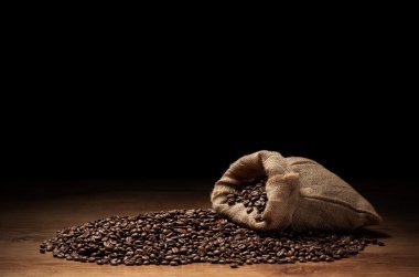 ahşap doku bez torba ile kavrulmuş kahve çekirdeği
