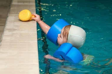 Küçük bebek Yüzme
