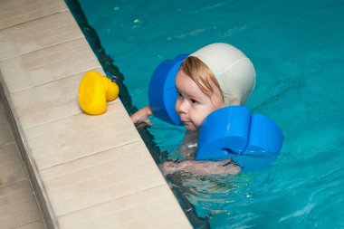 Küçük bebek Yüzme