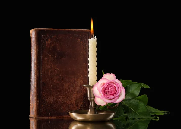 Svíčka světlo s květem na černém pozadí — Stock fotografie