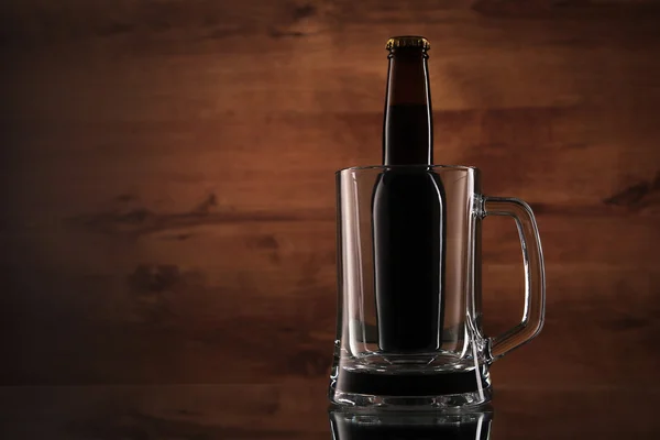 Primer plano de botellas de cerveza en vaso de vidrio sobre textura de madera — Foto de Stock