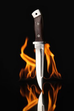siyah zemin ateşle av bıçağı