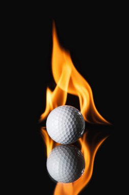 pallina da golf su sfondo nero con il fuoco