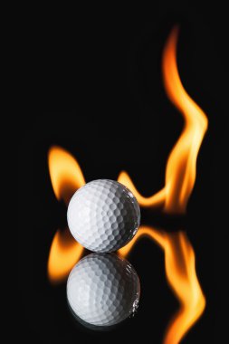 pallina da golf su sfondo nero con il fuoco