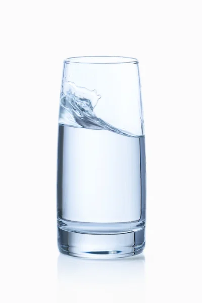 Wasserglas isoliert mit Reflexion — Stockfoto