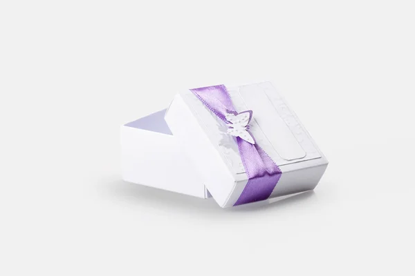 Boîtes-cadeaux blanches isolées sur blanc — Photo
