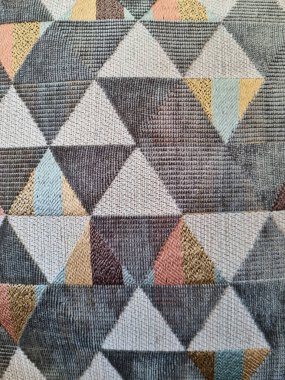 Geometrik desenli renkli kumaş. Üçgen desenli keten kumaş. Soyut grafik süslemeli battaniye.